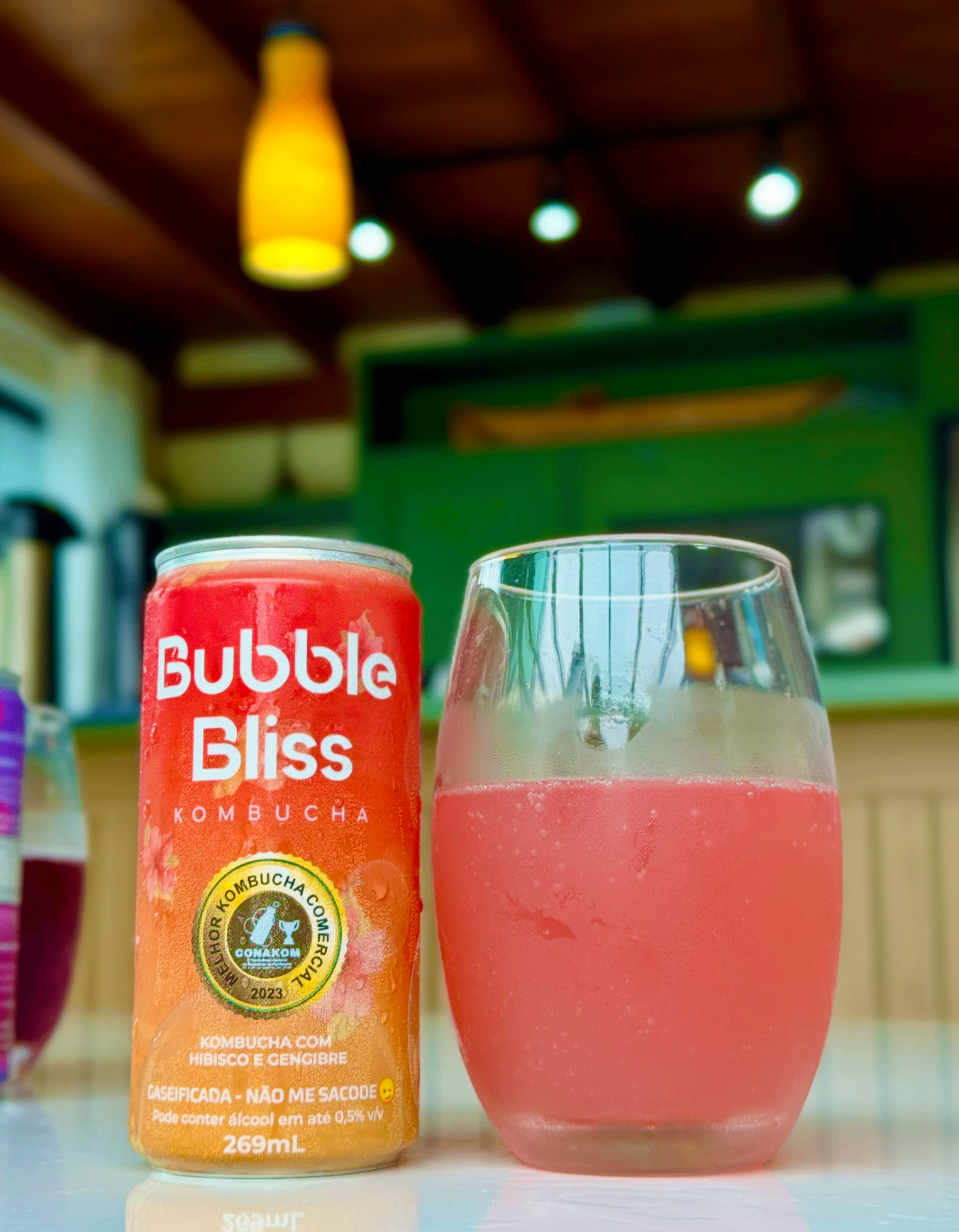 Lata Bubble Bliss Hibisco e Gengibre servida em taça