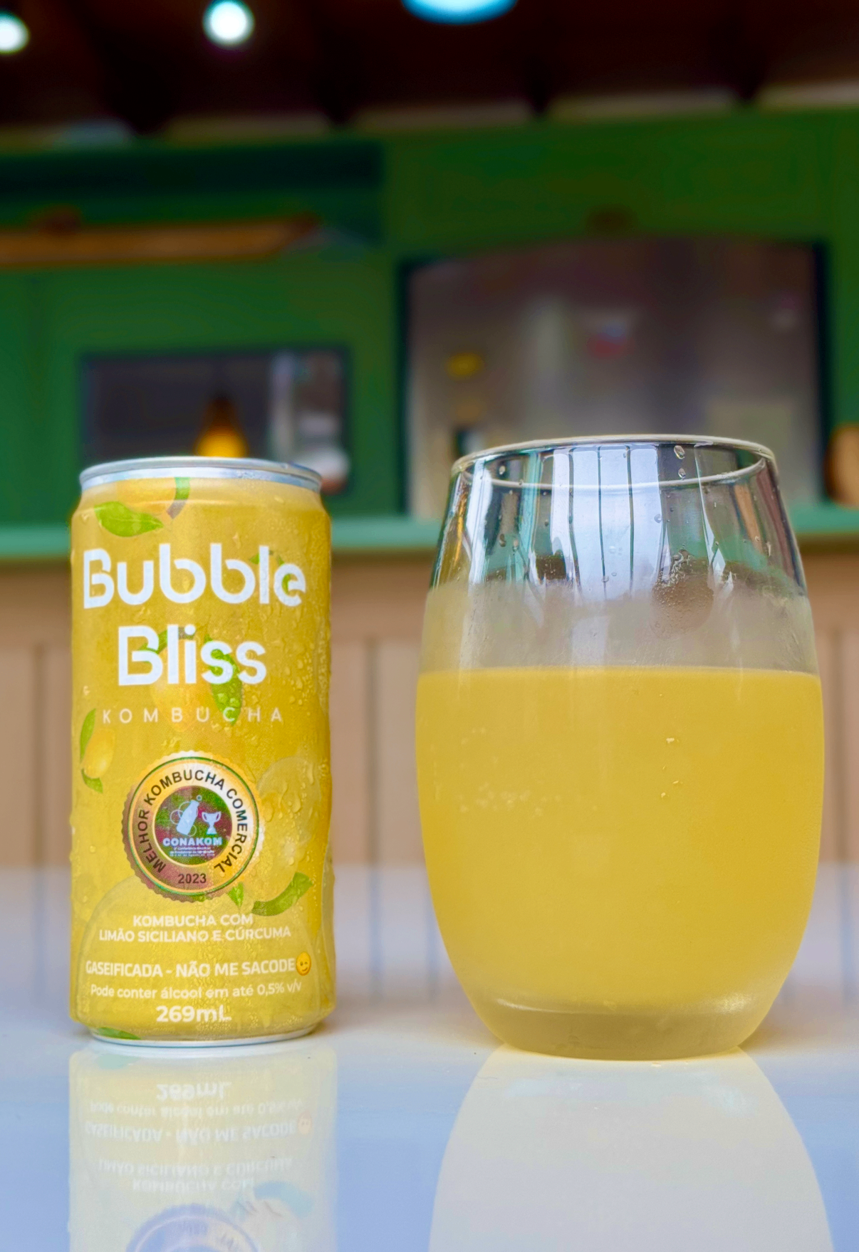 Lata Bubble Bliss Limão Siciliano servida em taça