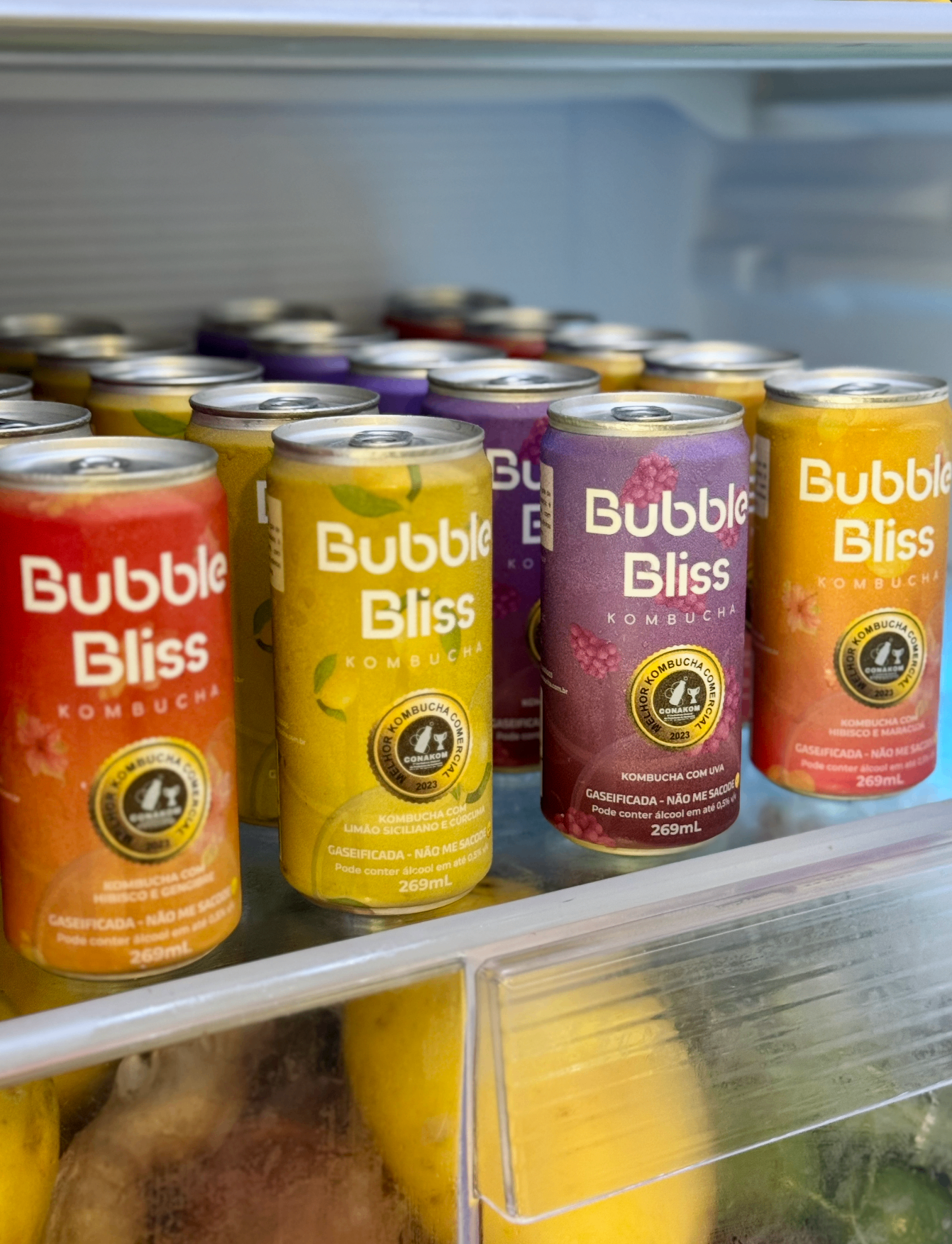 Geladeira com latas Bubble Bliss em vários sabores