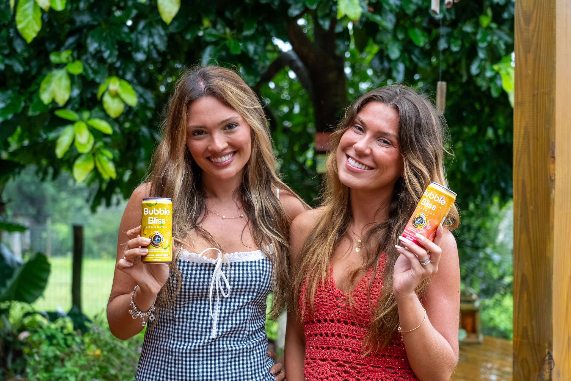 Duas amigas brindando com Bubble Bliss
